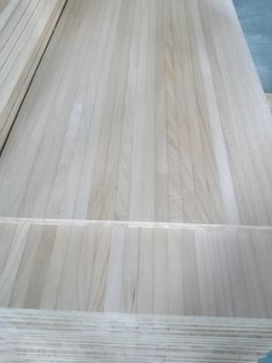 280-300kgs/cbm 밀도 파울루니아 목재 코어 보드 E0/E1 환경 접착제의 코어 시트