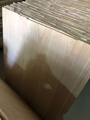 2440x1220 또는 1200x600 FSC 인증과 함께 12mm 크기의 압축 된 파울루니아 나무판